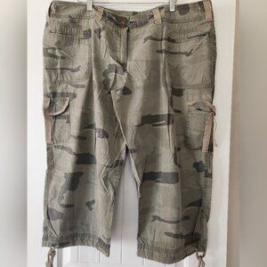 🔥 10/$75 - MXM Camo Capris - Size 20